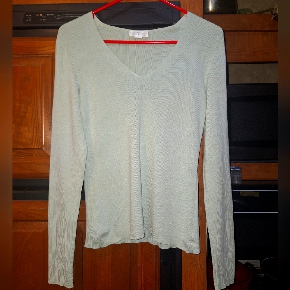 Ann Taylor Women's V-Neck Long Sleeve Silk Blend Top In A Size Small. EUC